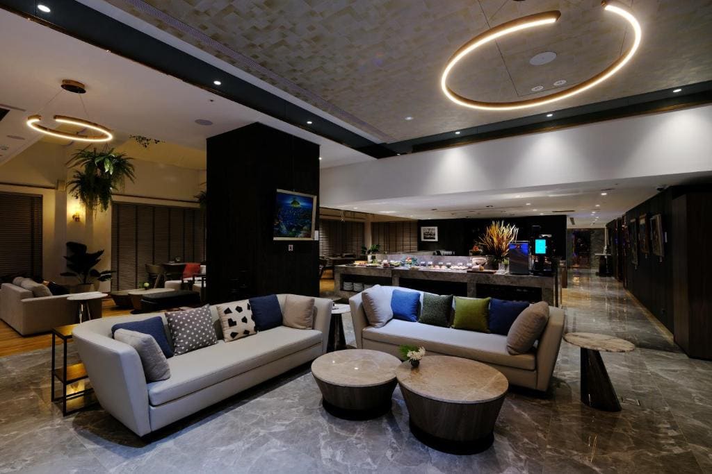 Deluxe Double Room with Balcony and Side Lake View room - Image 2