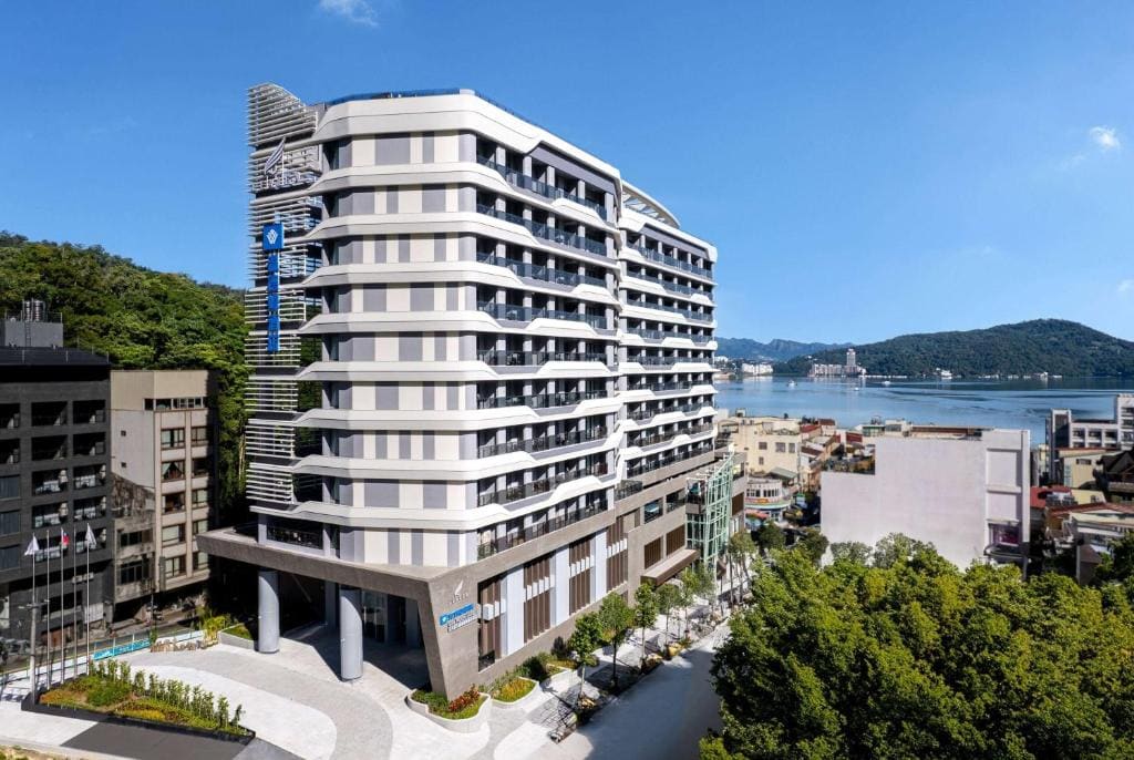 Deluxe Double Room with Grand View room - Image 2
