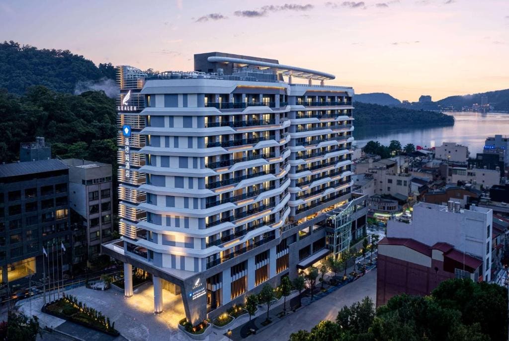 Deluxe Double Room with Grand View room - Image 3