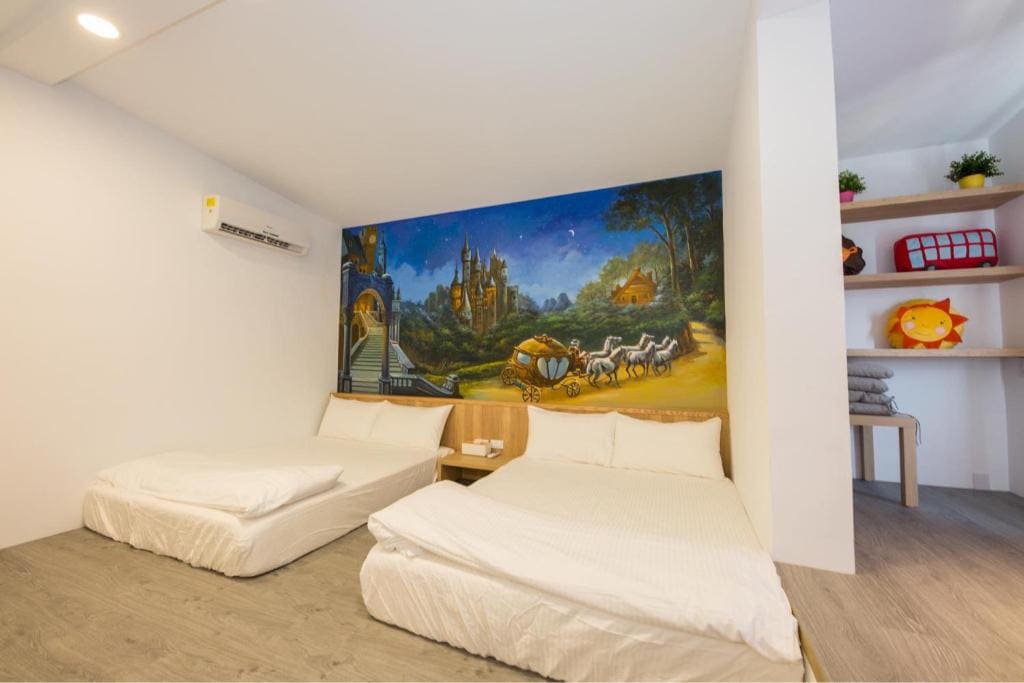 Family Room with Private Bathroom room - Image 1