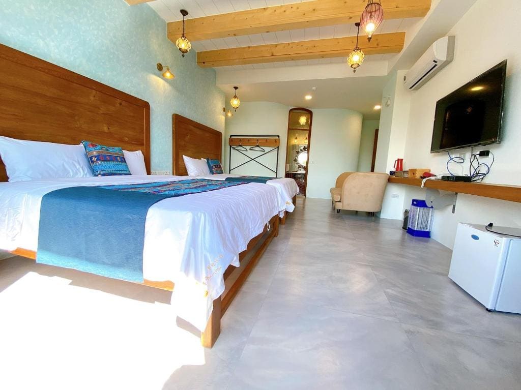Superior Quadruple Room room - Image 2