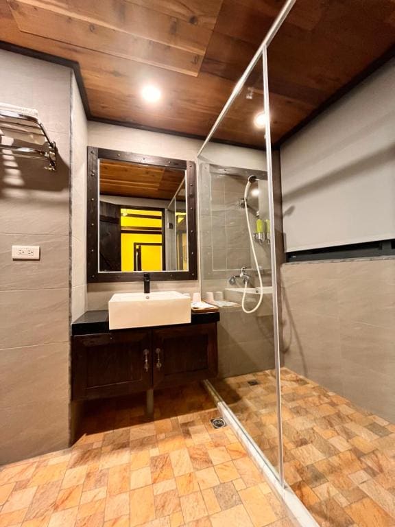 VIP King Room room - Image 2
