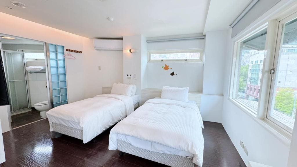 Twin Room with Shower room - Image 2