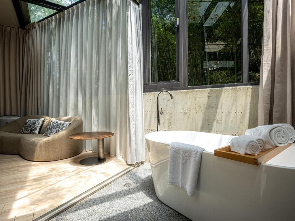 Deluxe Double Room with Bath room - Image 3