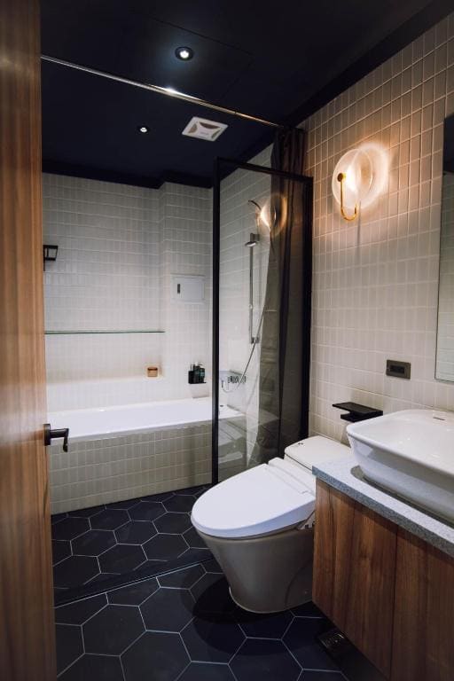 Deluxe Double Room with Balcony room - Image 2