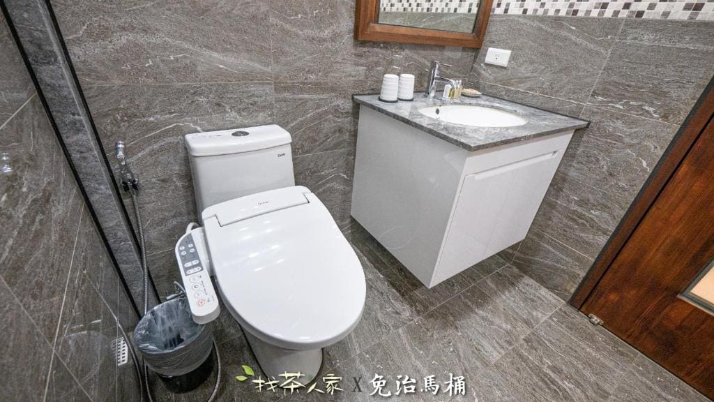Deluxe Double Room with Bath room - Image 3