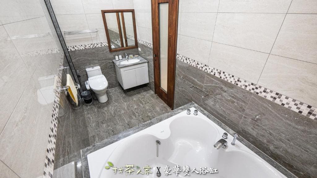 Deluxe Double Room with Bath room - Image 2