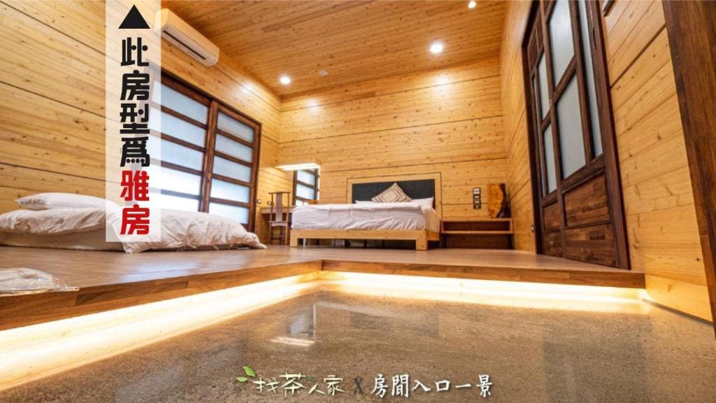 Queen Room with Shared Bathroom room - Image 3