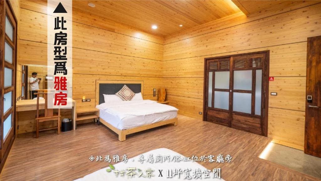 Queen Room with Shared Bathroom room - Image 1