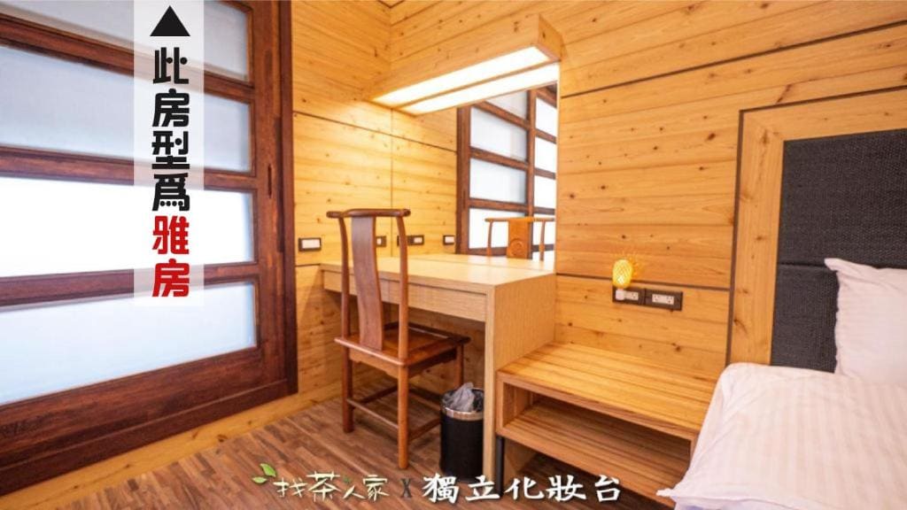 Queen Room with Shared Bathroom room - Image 2