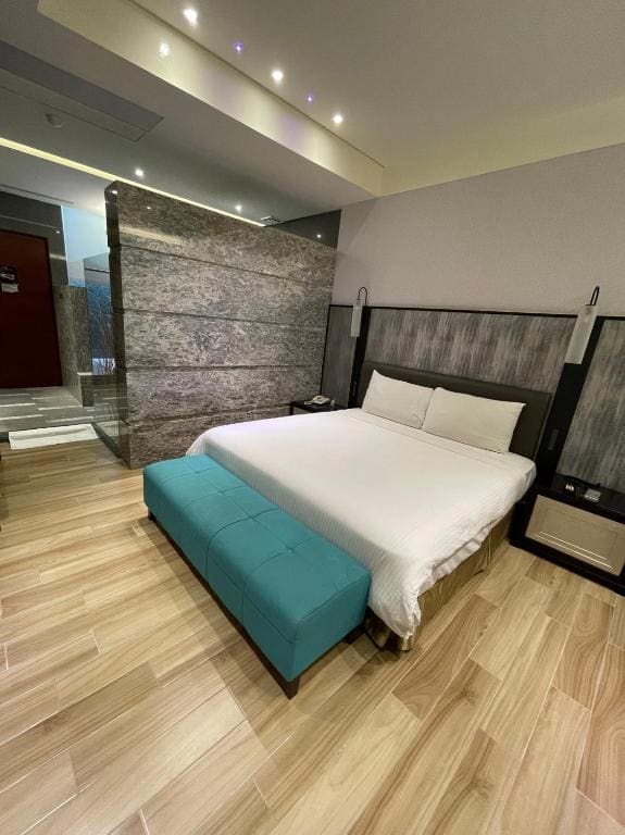 Queen Room with Spa Bath room - Image 1