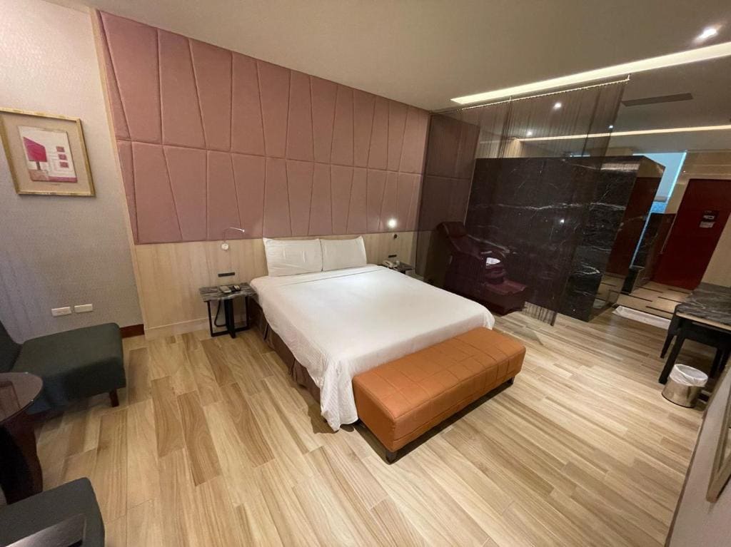 Queen Room with Spa Bath room - Image 3