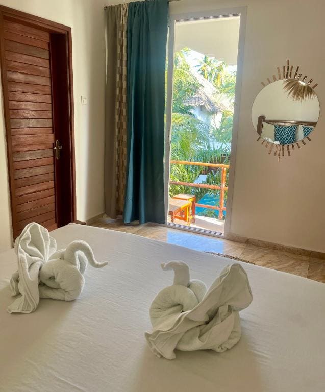 Deluxe Double Room with Balcony room - Image 3