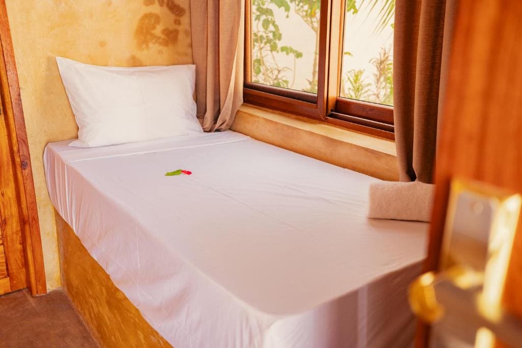 Triple Room with Pool View room - Image 3