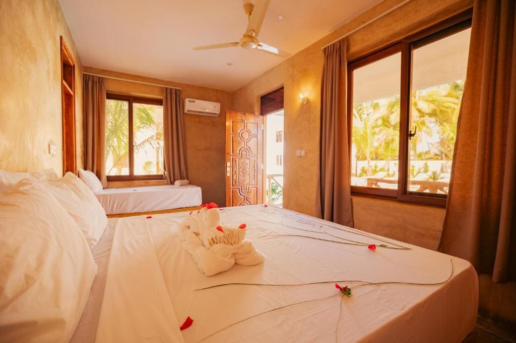 Triple Room with Pool View room - Image 1