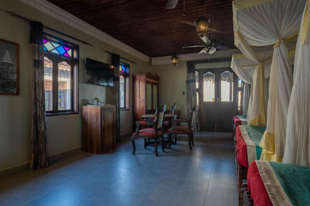 Triple Room with Pool View room - Image 1