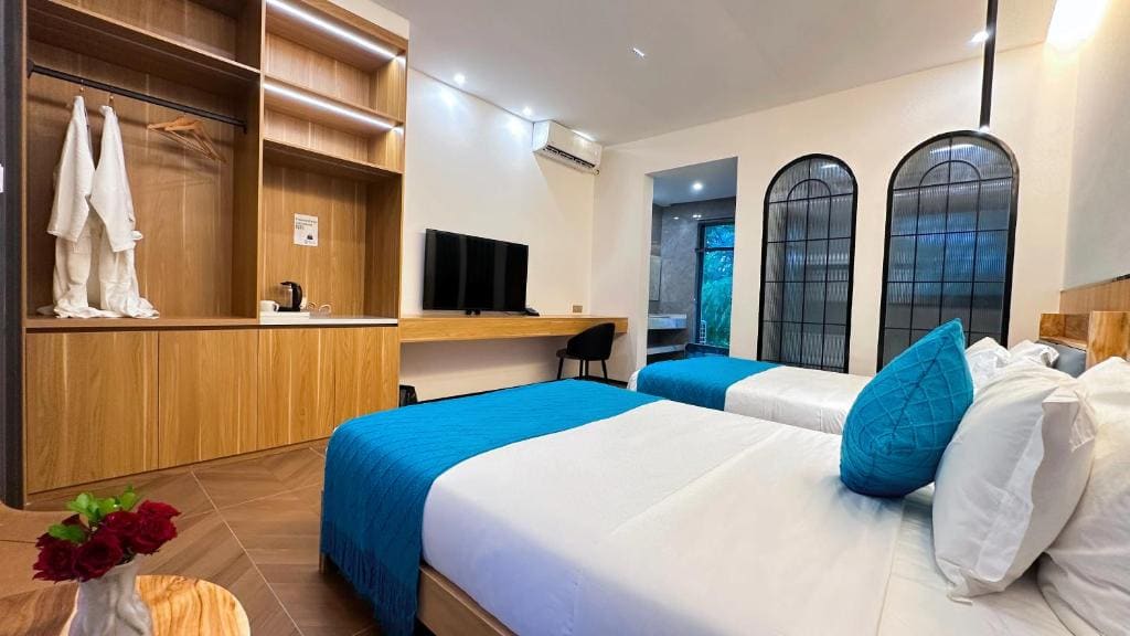 Deluxe Queen Room room - Image 2