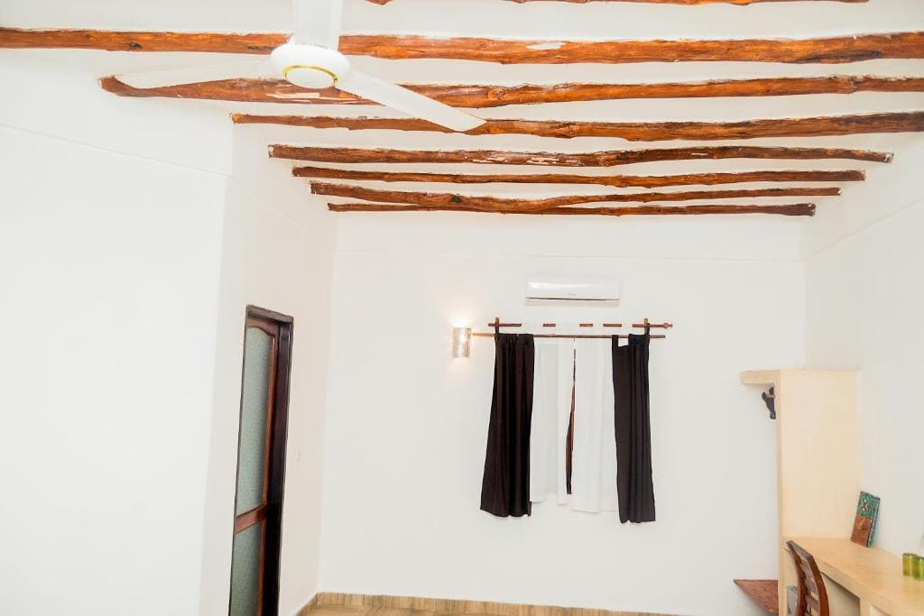 Classic Triple Room room - Image 3