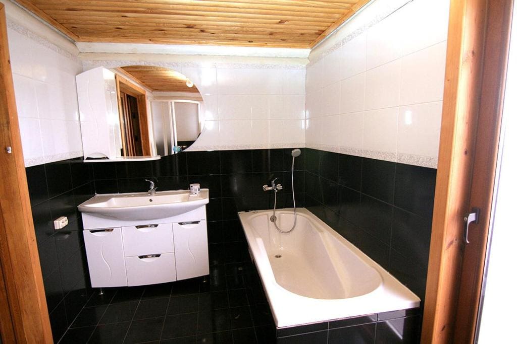 King Suite with Spa Bath room - Image 3