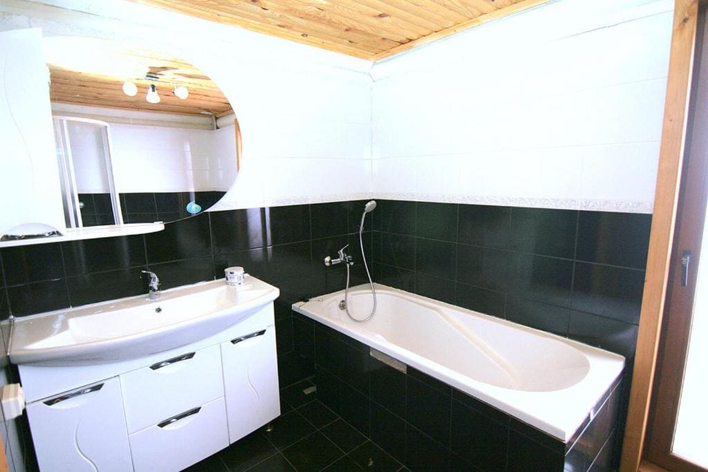 King Suite with Spa Bath room - Image 1