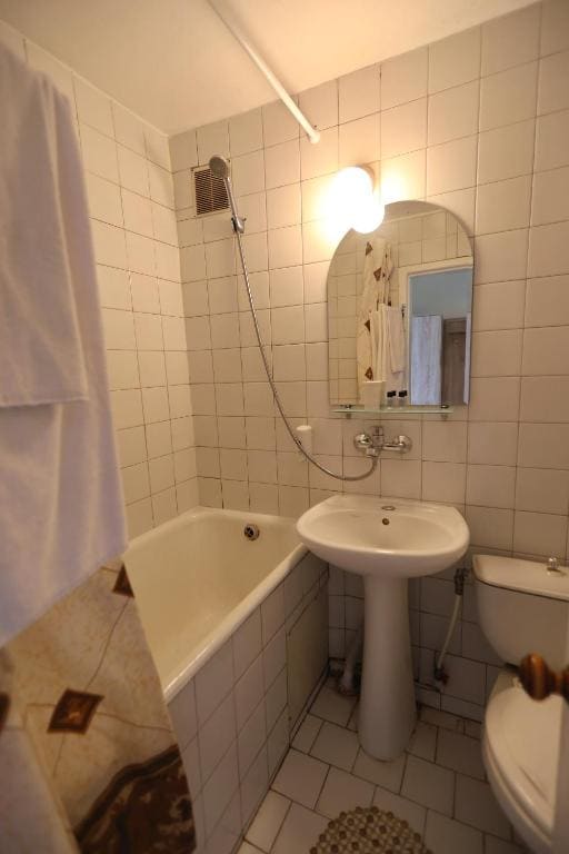 Standard Twin Room room - Image 3