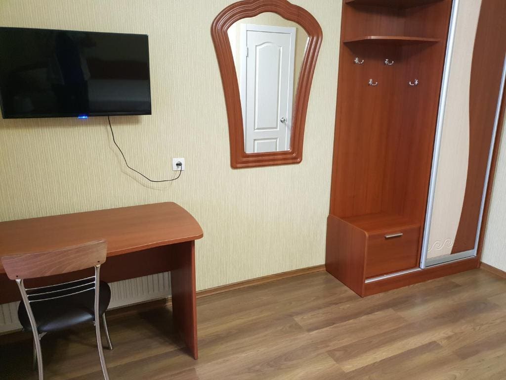 Single Room with Shared Bathroom room - Image 2