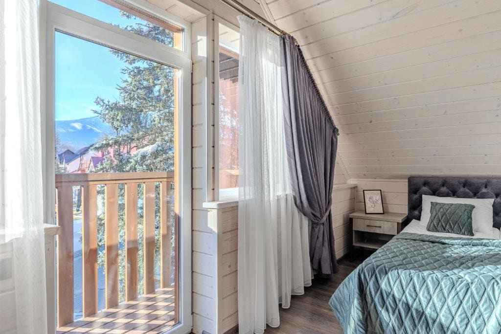 Deluxe Double Room with Balcony room - Image 3