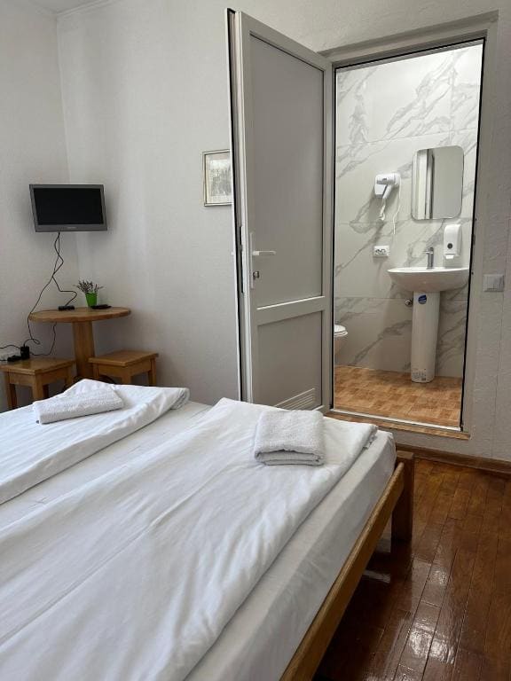 Double Room with Private Bathroom room - Image 3