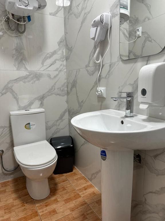 Double Room with Private Bathroom room - Image 1