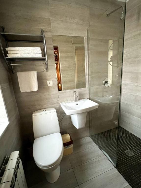 Comfort Triple Room with Shower room - Image 2