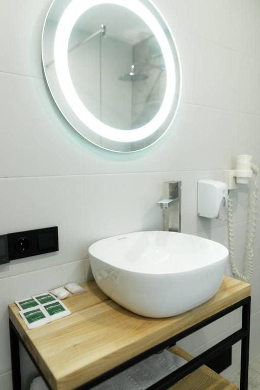 One-Bedroom Cottage room - Image 1