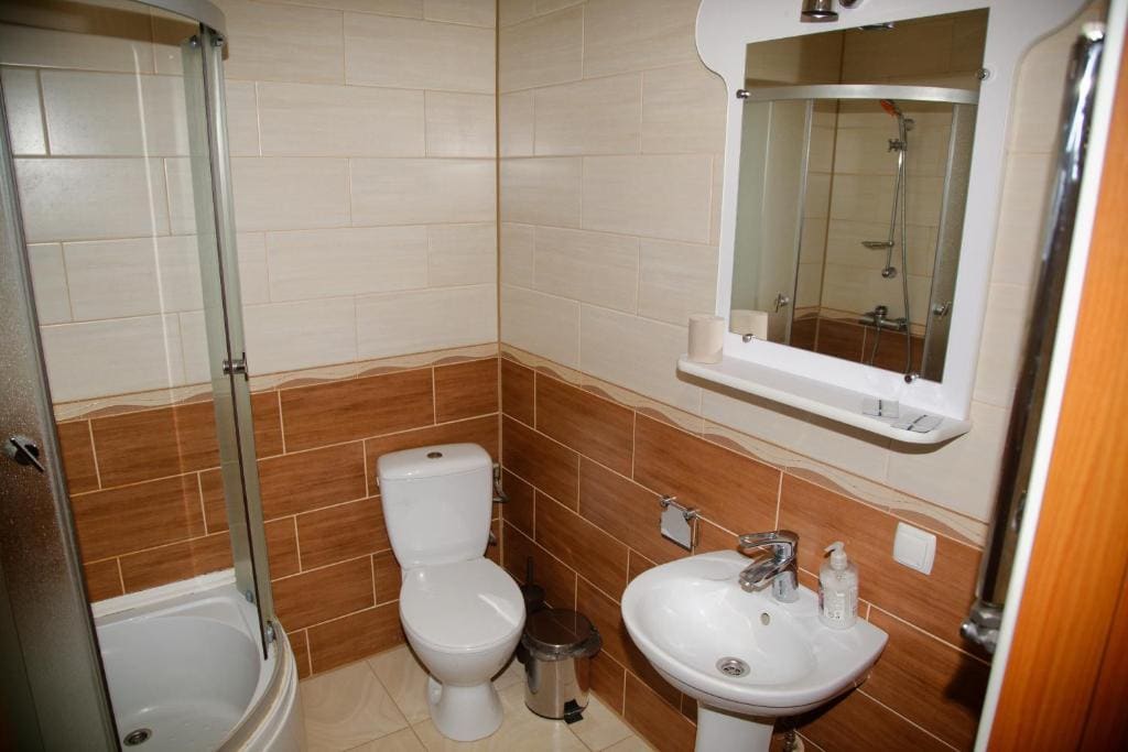 Quadruple Room with Private Bathroom room - Image 2