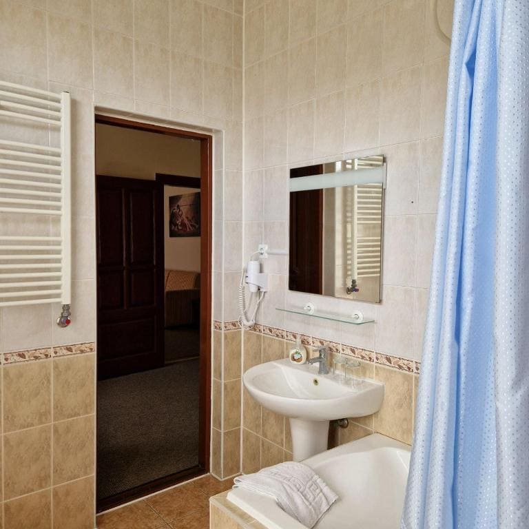 One-Bedroom Suite room - Image 2