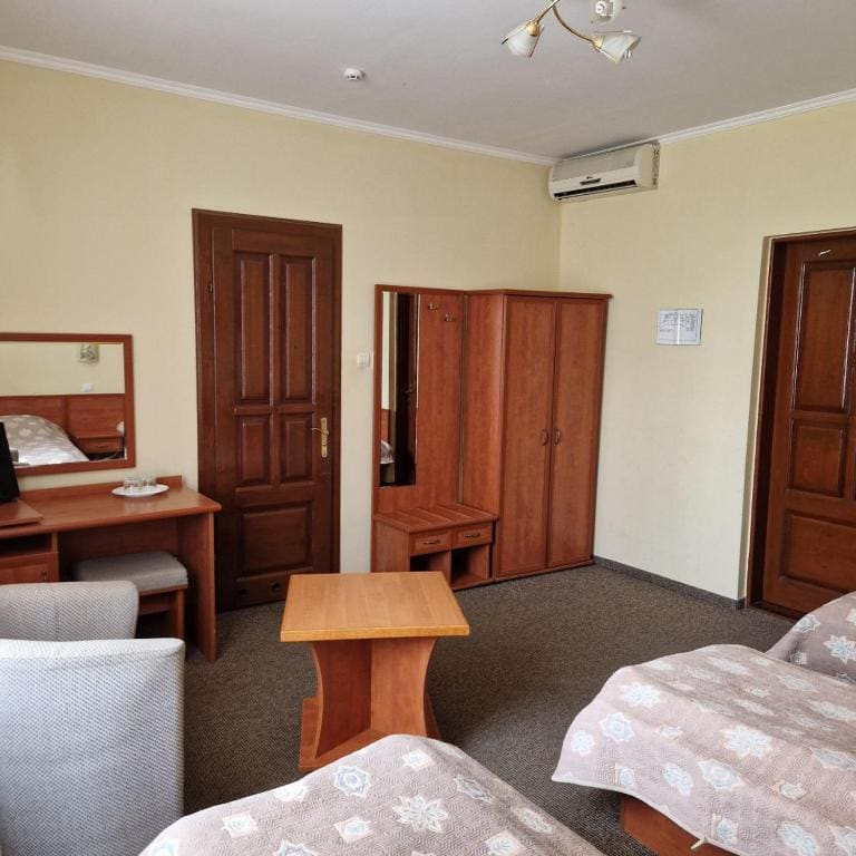 Classic Triple Room room - Image 2