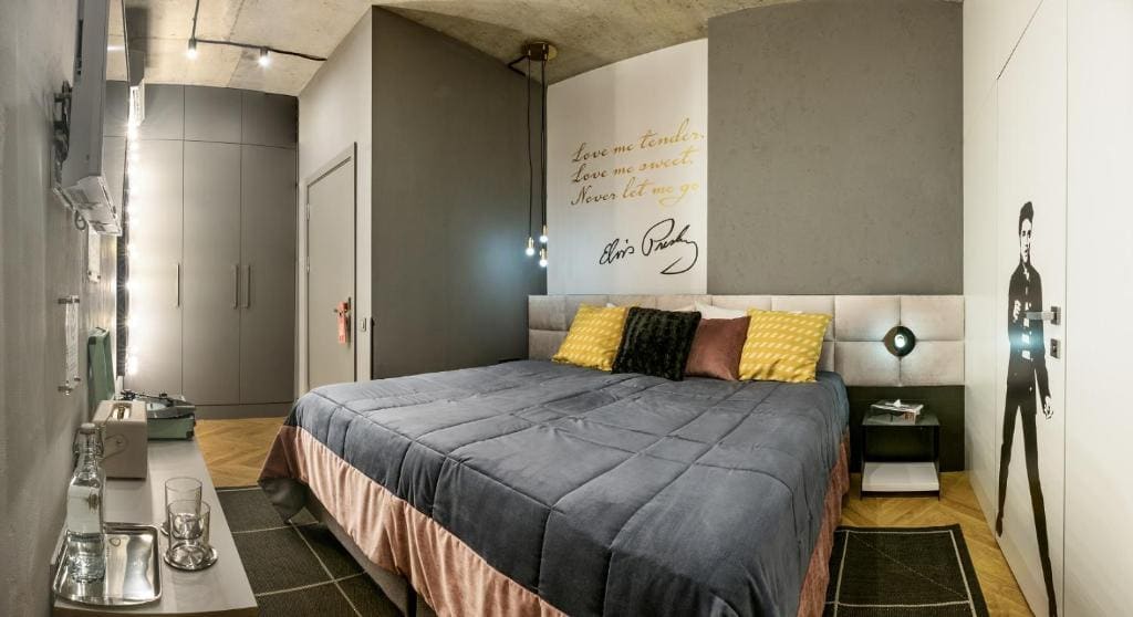 Standard King Room without Window - Elvis Presley room room - Image 2