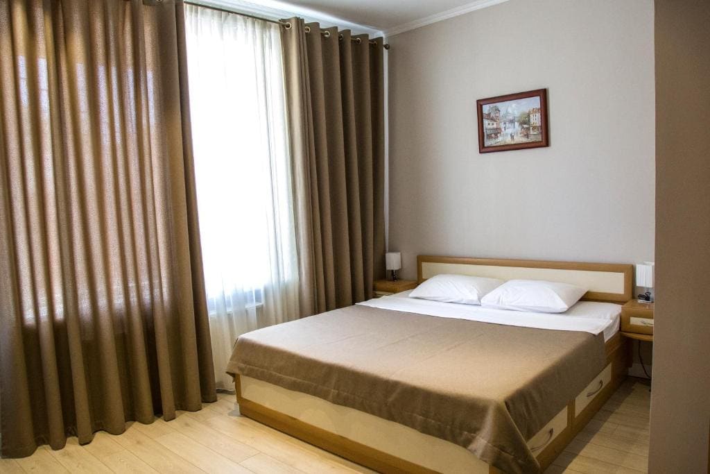 Deluxe Double Room with Shower room - Image 1