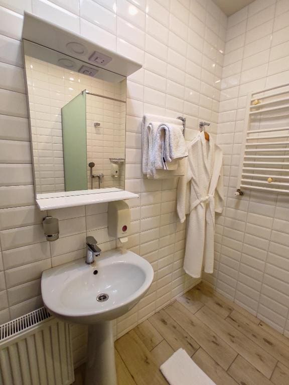 One-Bedroom Suite room - Image 2
