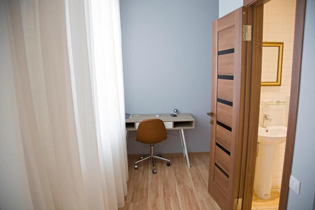 Deluxe Double Room with Shower room - Image 2