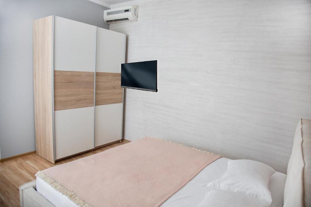 Deluxe Double Room with Shower room - Image 3