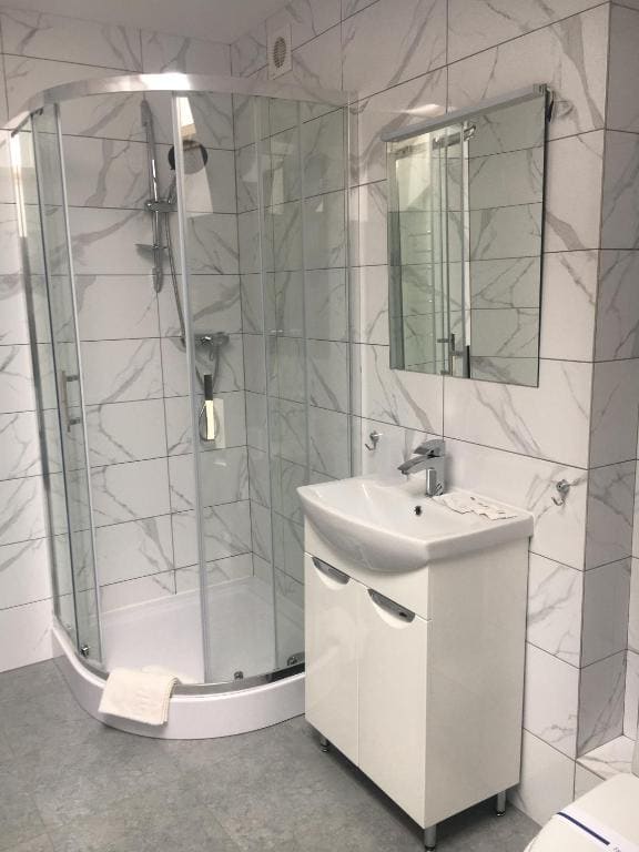 Quadruple Room with Private Bathroom room - Image 1