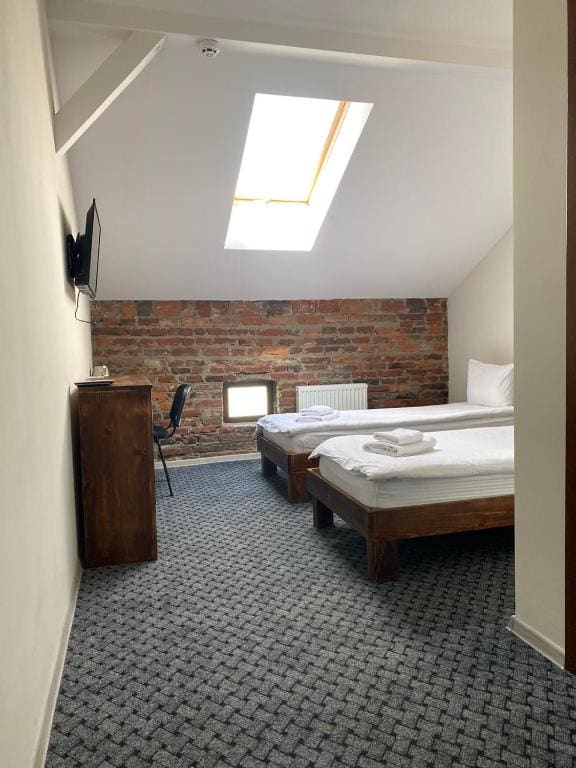 Twin Room with Bath room - Image 3