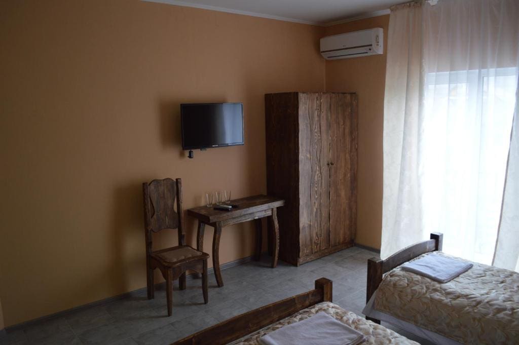 Family Room with Private Bathroom room - Image 3