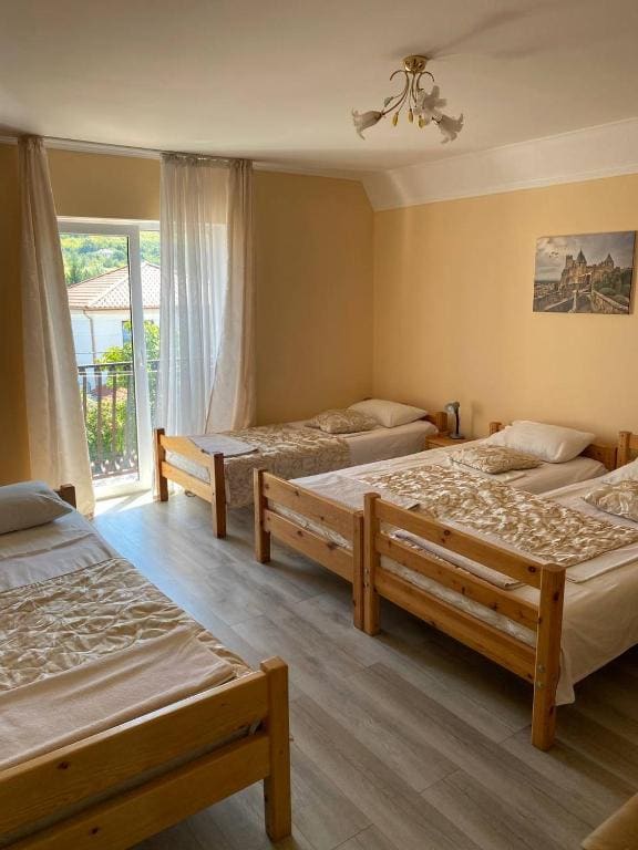 Standard Quadruple Room room - Image 1