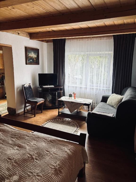 One-Bedroom Cottage room - Image 3