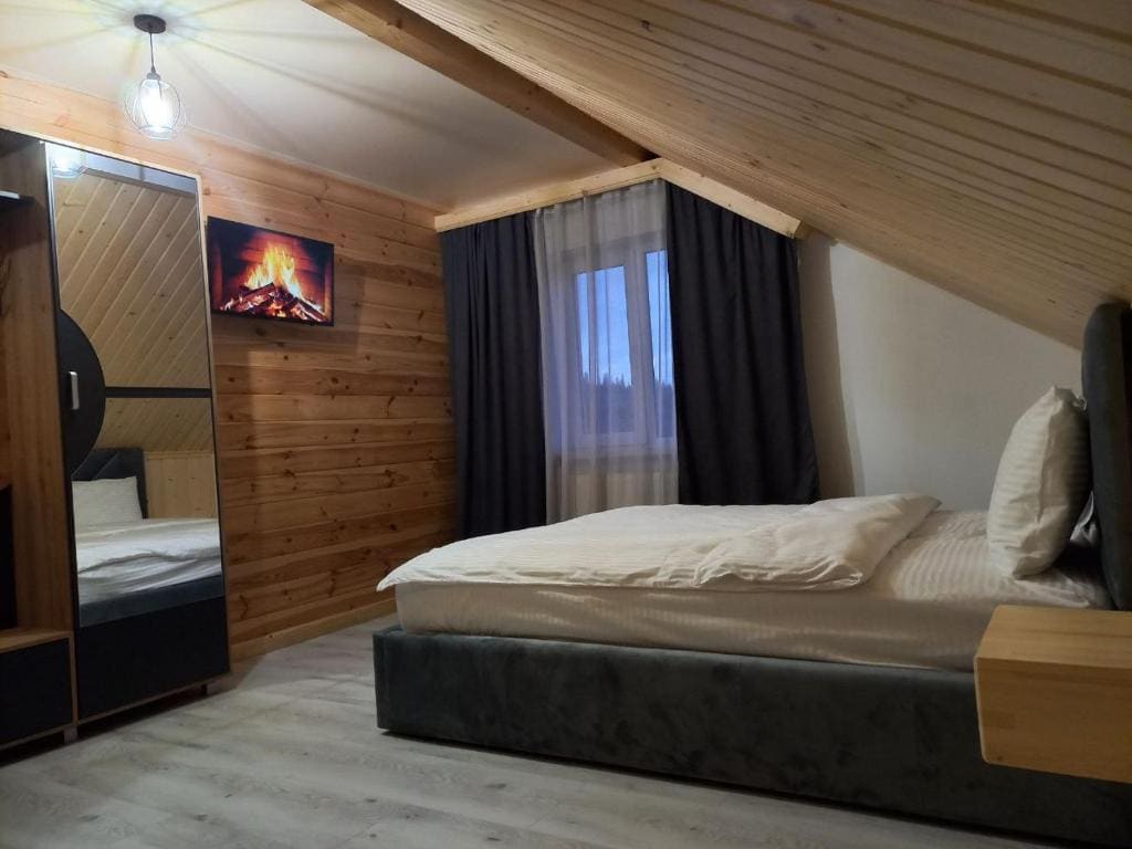 Deluxe Double Room with Balcony room - Image 3