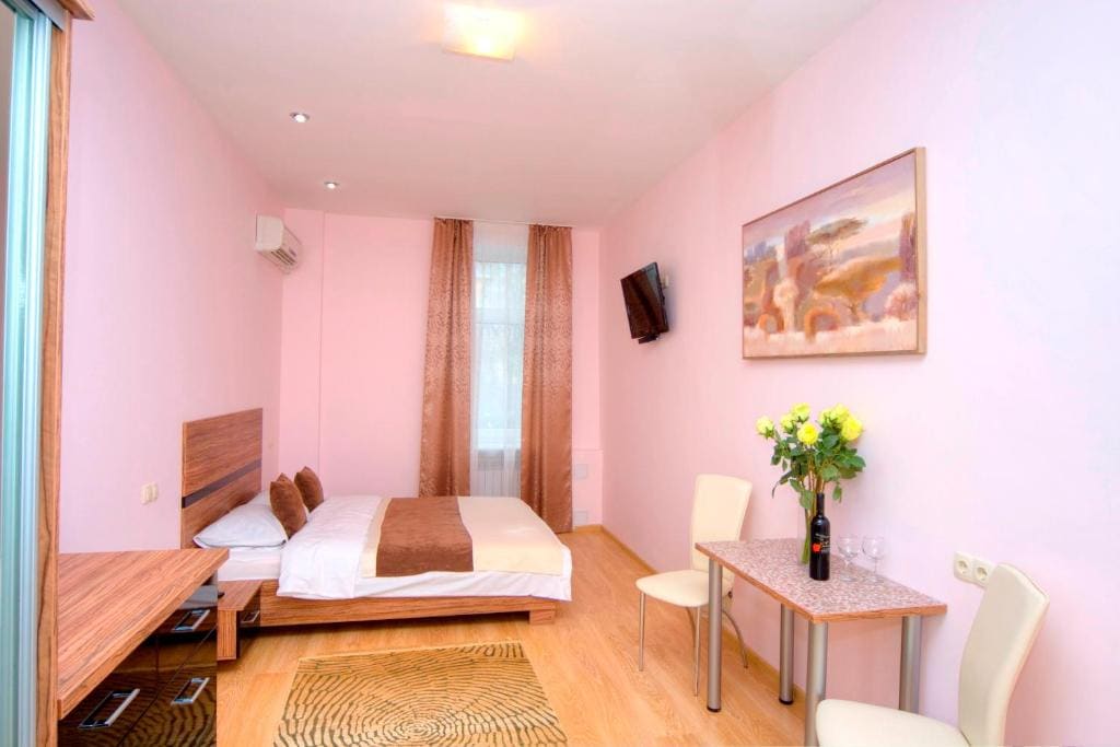 Studio Apartment with Spa Bath room - Image 1