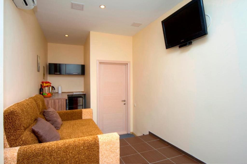 Studio Apartment with Spa Bath room - Image 2
