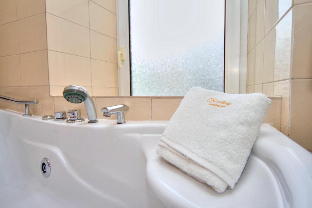 Studio Apartment with Spa Bath room - Image 3