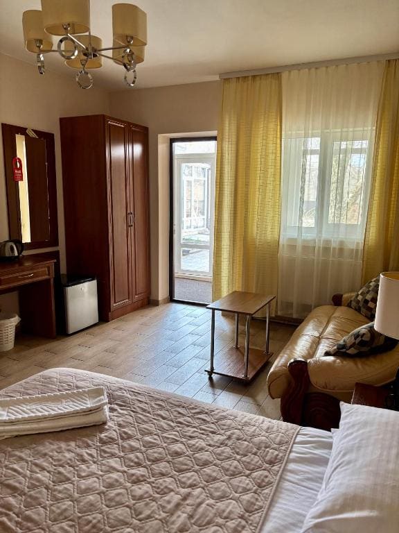 Double Room with Private Bathroom room - Image 2