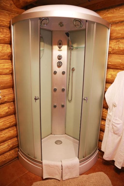 One-Bedroom Cottage room - Image 2